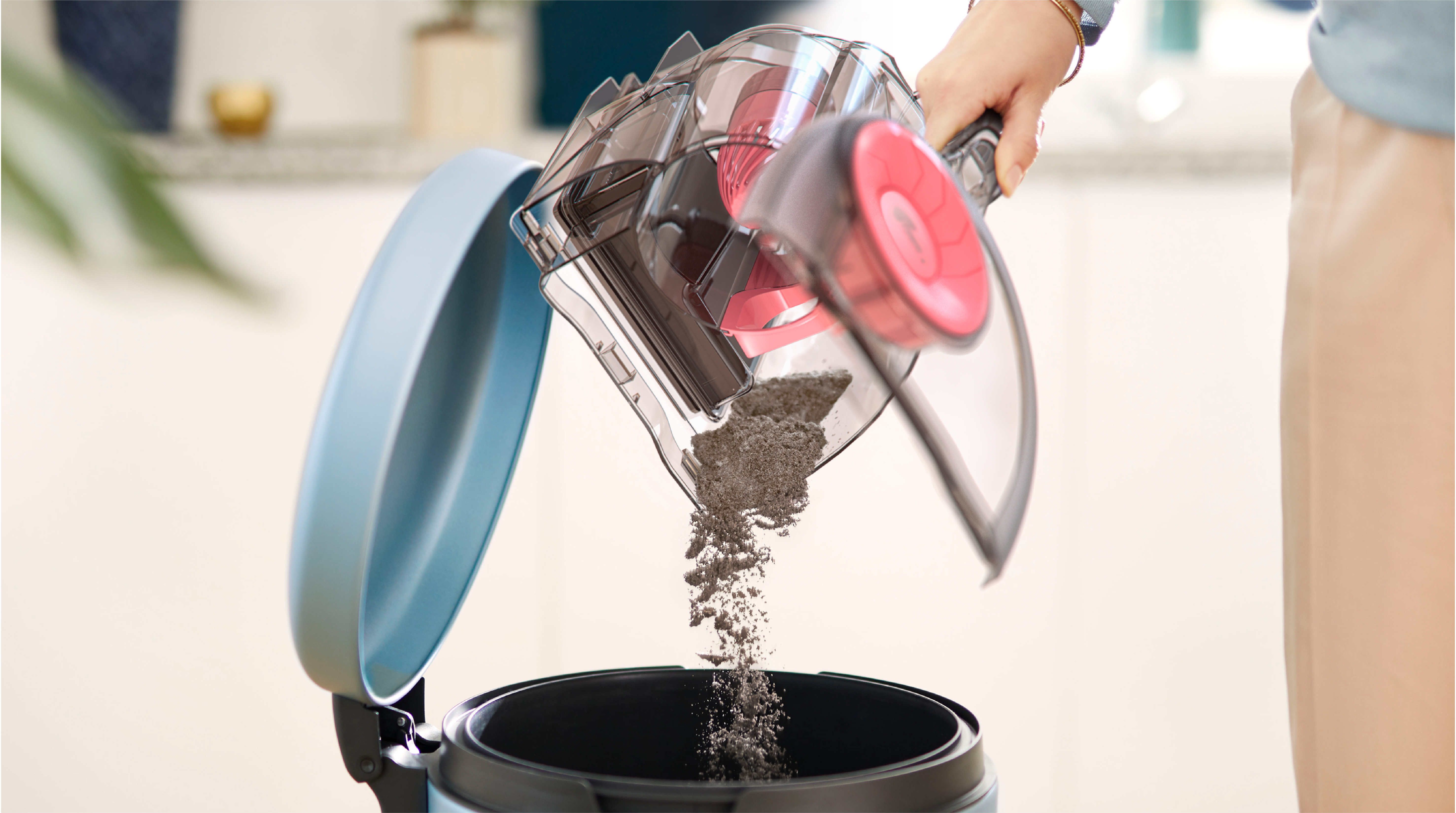 Dep&oacute;sito de polvo dise&ntilde;ado para ofrecer un vaciado higi&eacute;nico con una sola mano