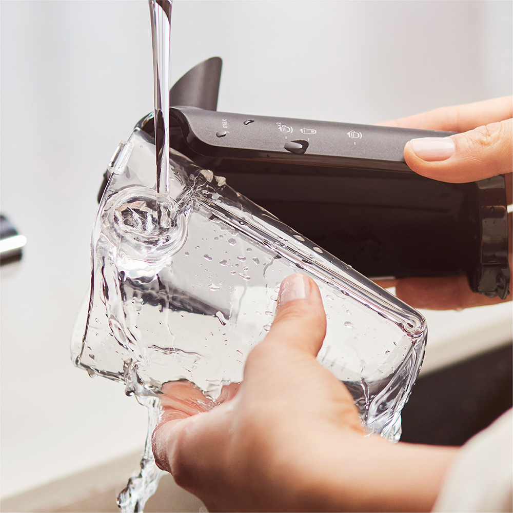 يتميّز نظام LatteGo بسهولة تنظيف استثنائية؛ فهو خالٍ من الأنابيب ومؤلف من قطعتَين