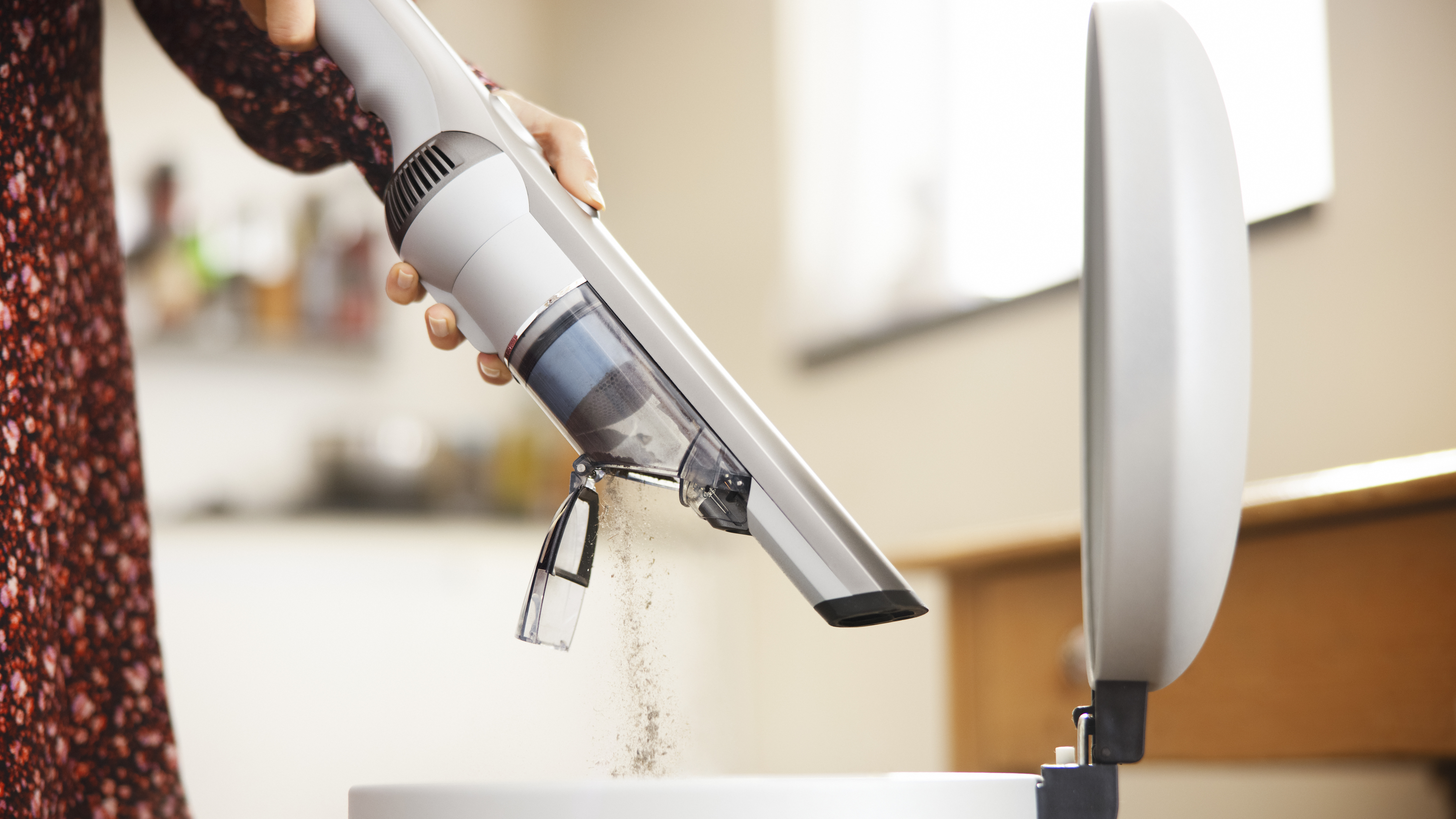 P&ouml;lys&auml;ili&ouml; on helppo irrottaa ja tyhjent&auml;&auml;