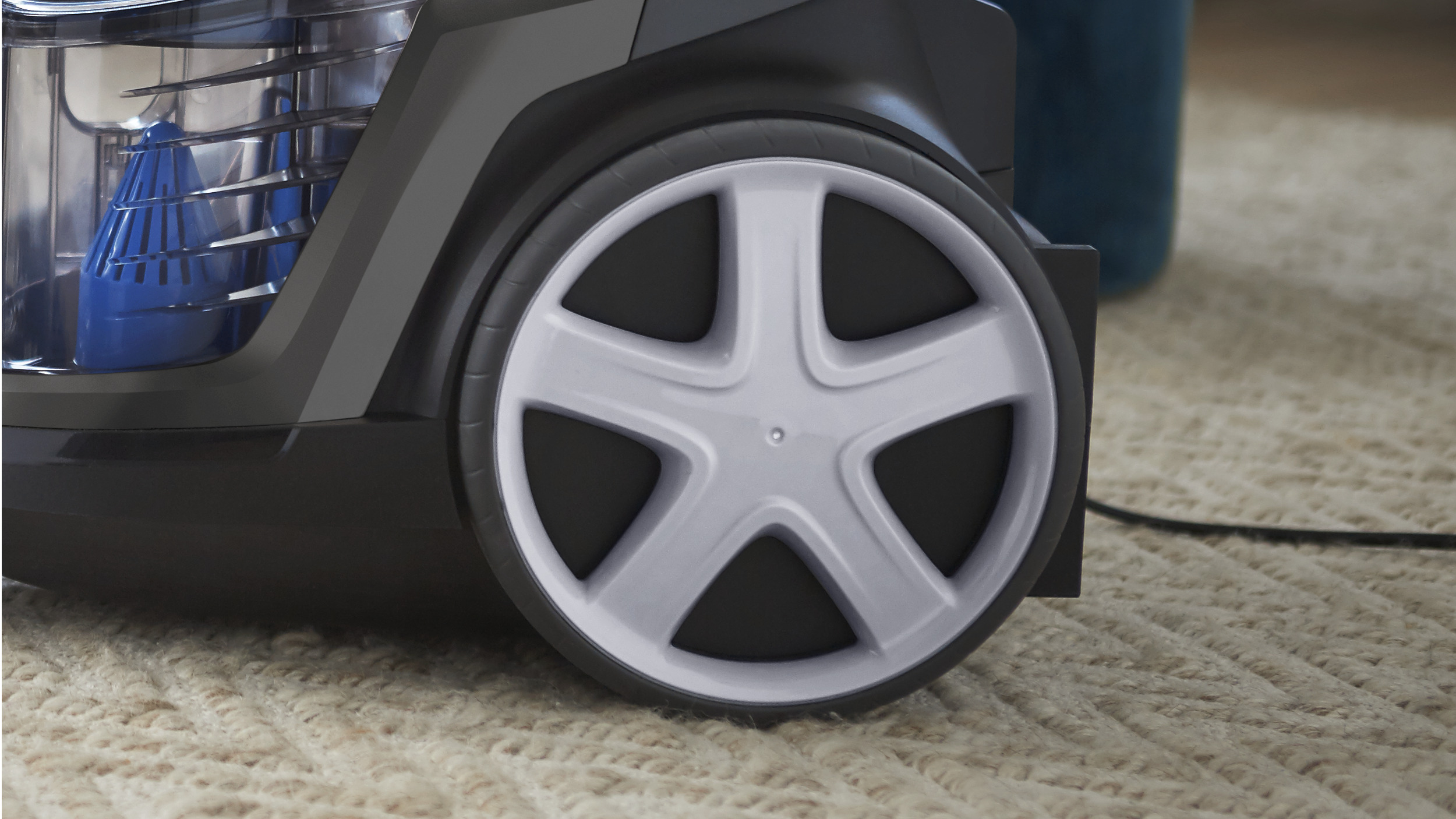 Duże koła ułatwiają manewrowanie odkurzaczem