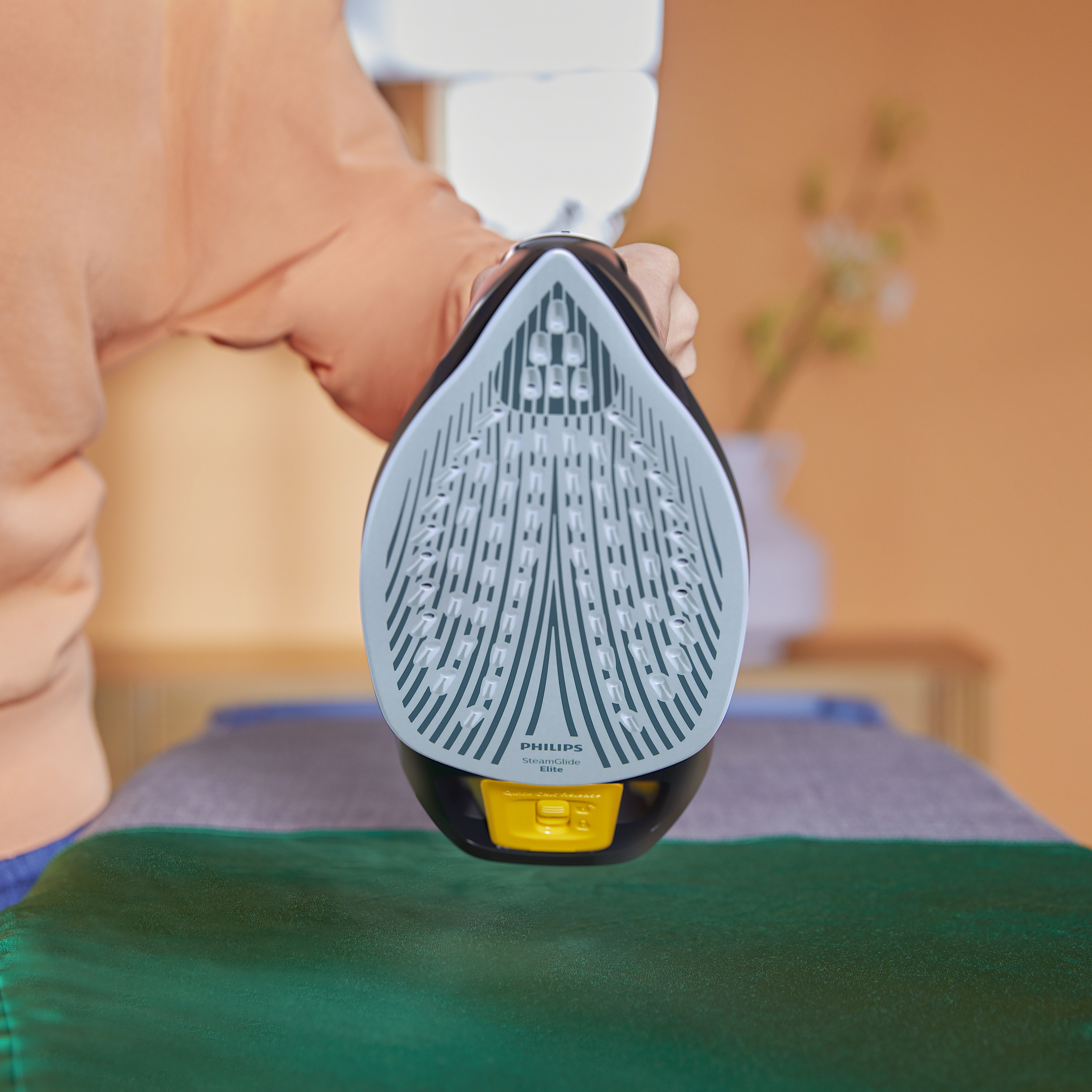 يُحافظ نظام منع التقطير على الملابس خالية من البقع في أثناء الكيّ