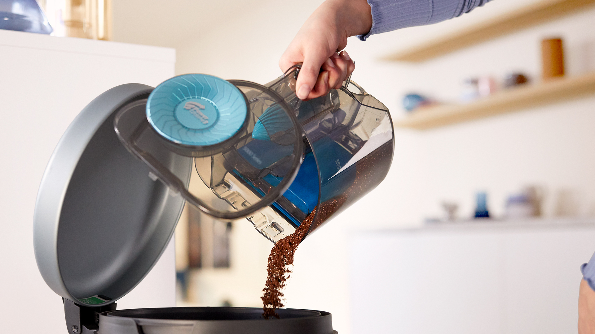 Контейнерът за прах е разработен за хигиенично изпразване с една ръка