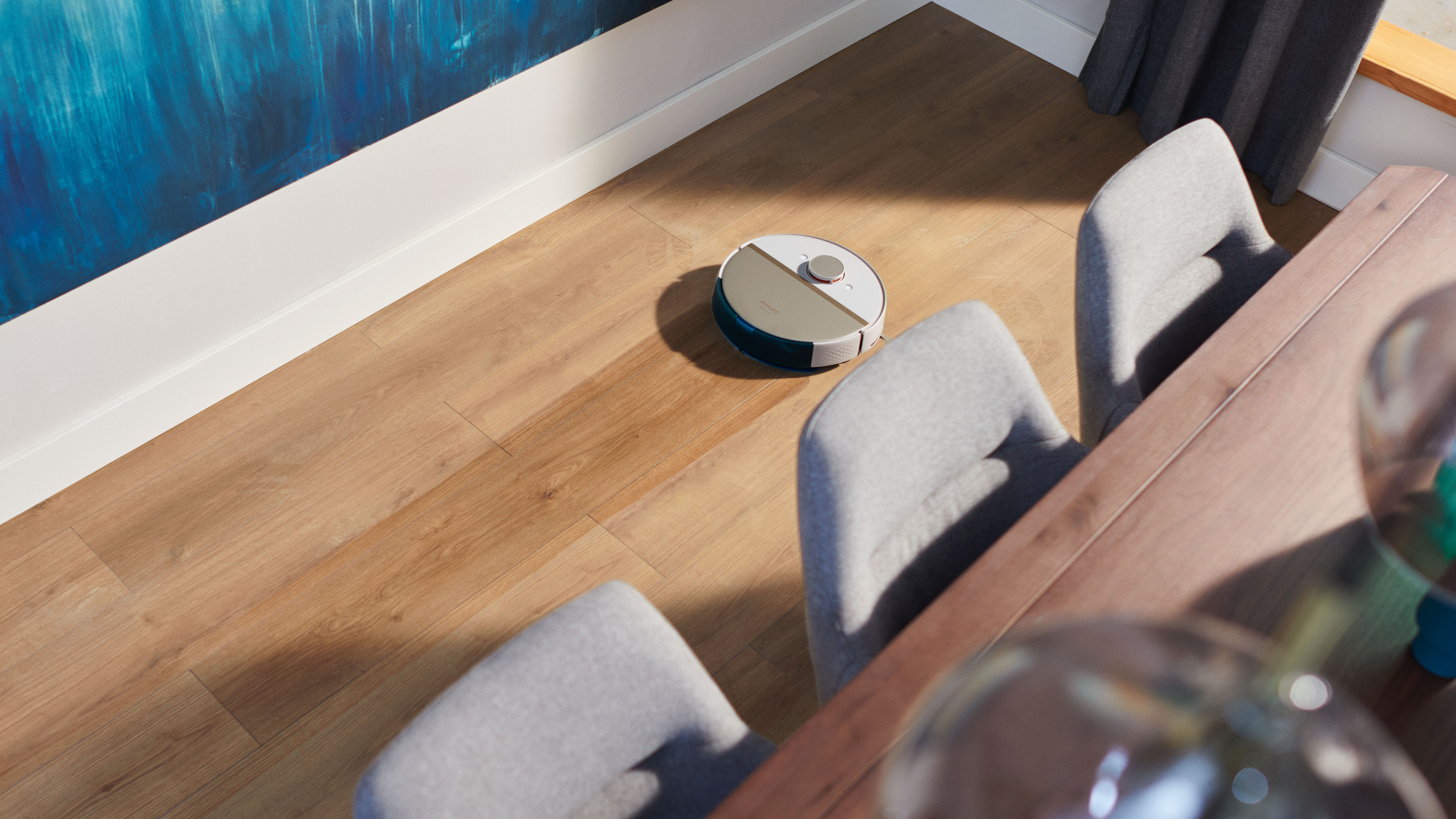 Usuwa więcej drobnego kurzu niż samo odkurzanie