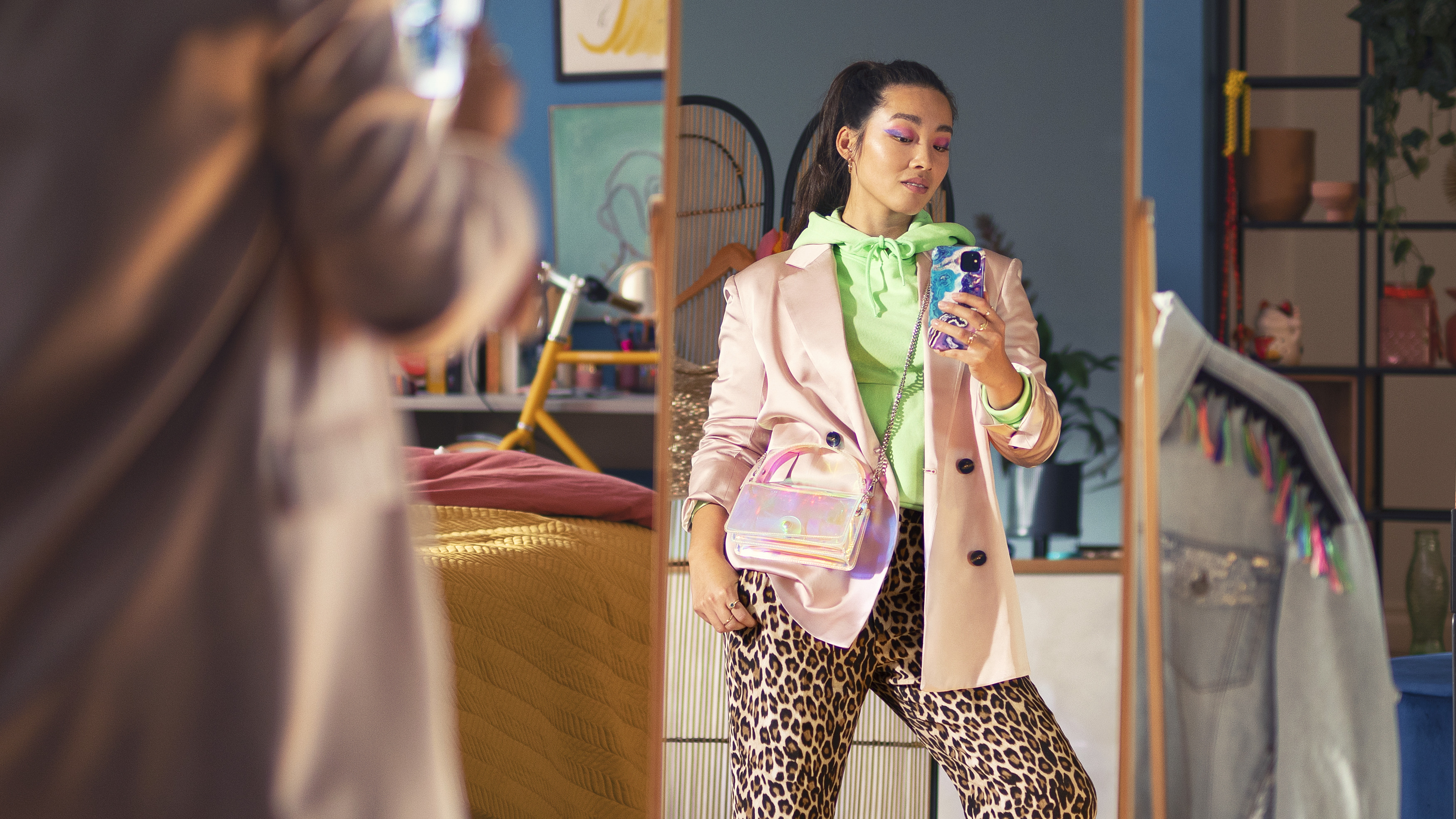 Areja roupas, remove odores, permite menos lavagens