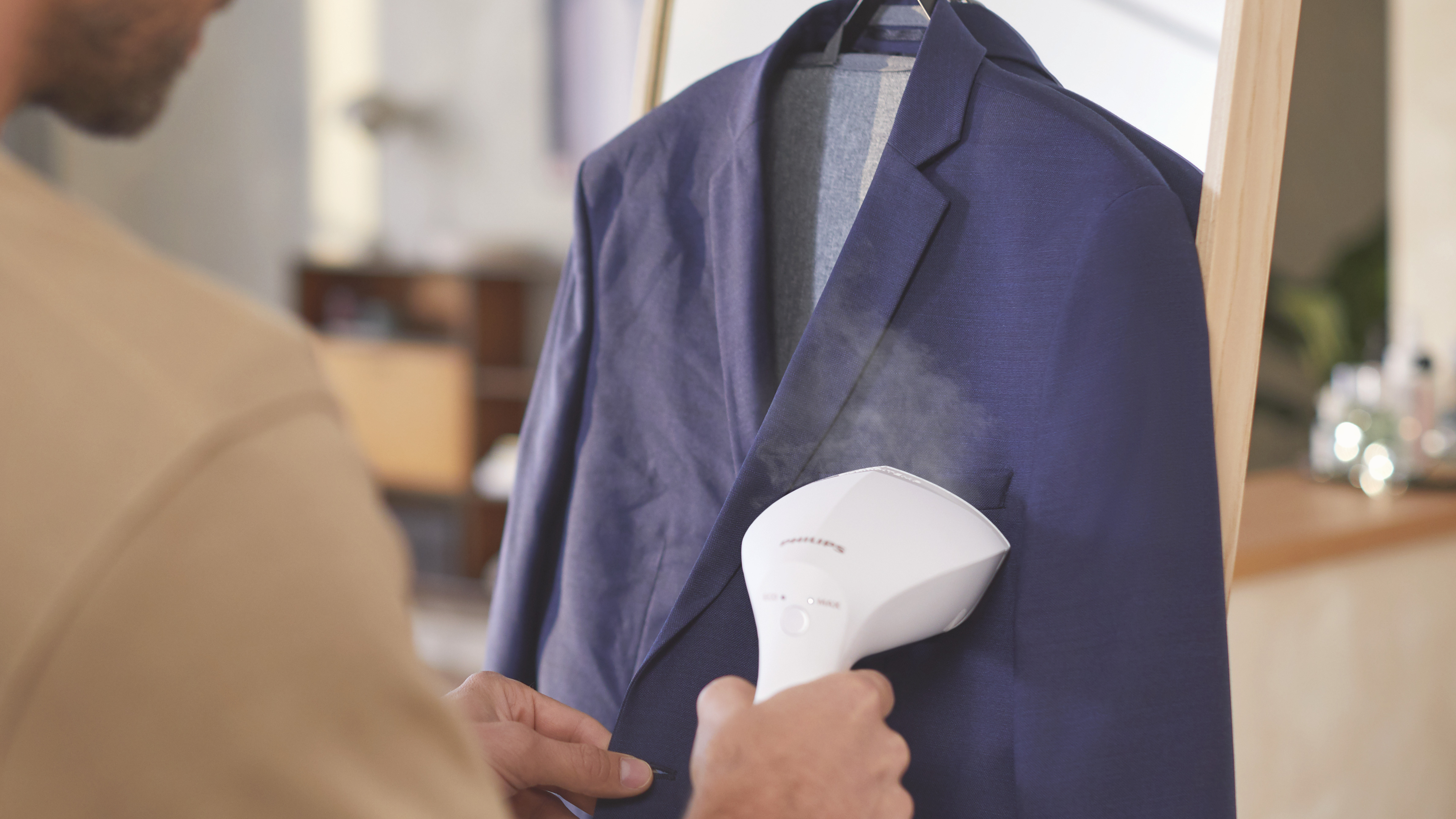 Damp dit t&oslash;j h&aelig;ngende, eller damppres det liggende