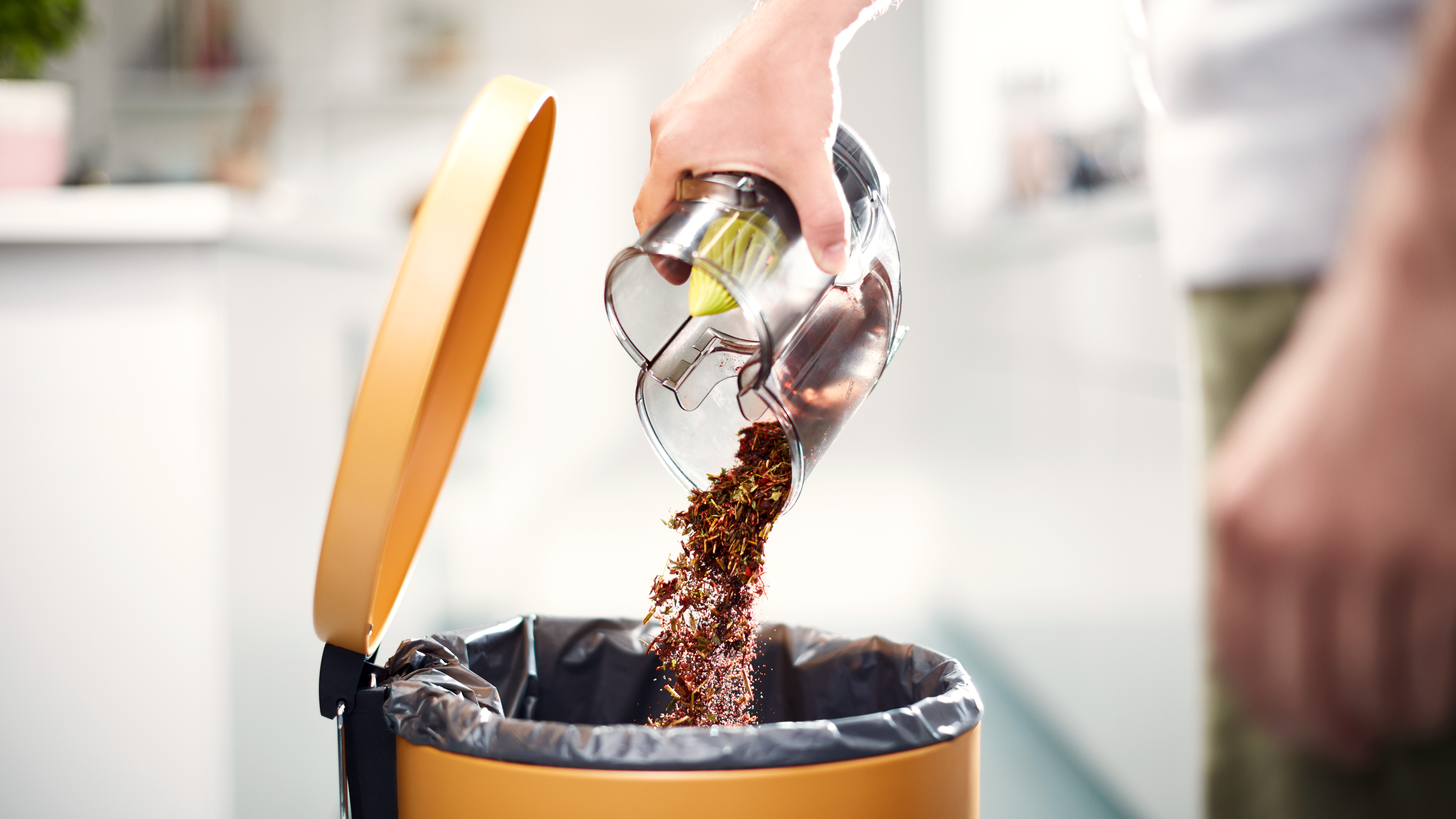 تصميم فريد لحاوية الغبار، لإفراغها من دون انتشار الغبار في الهواء