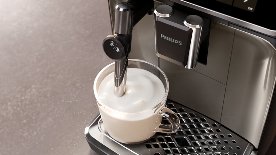 Espuma de leite deliciosa ou leite quente com o novo tubo de vapor