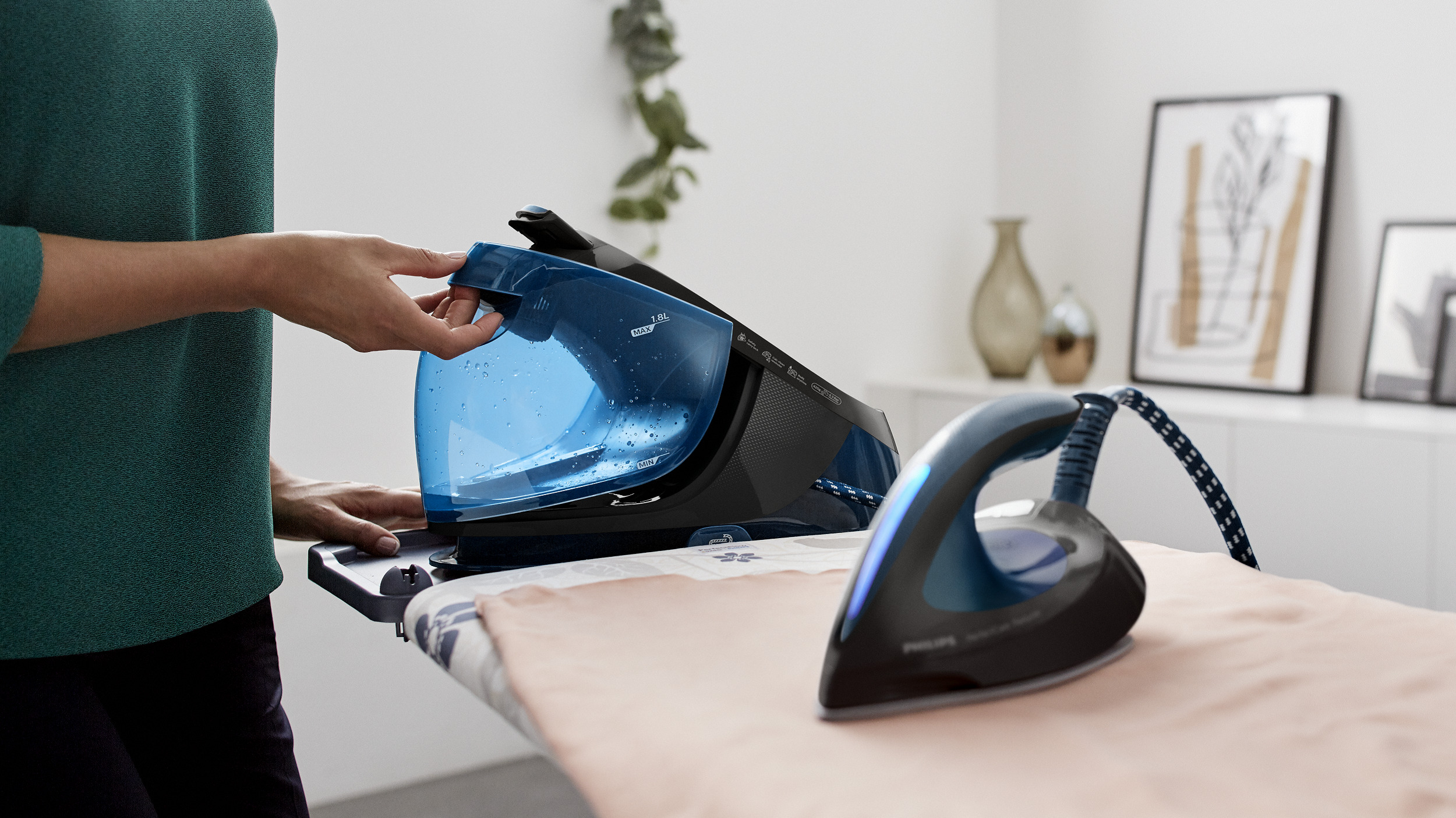 Large detachable water tank for easy refilling