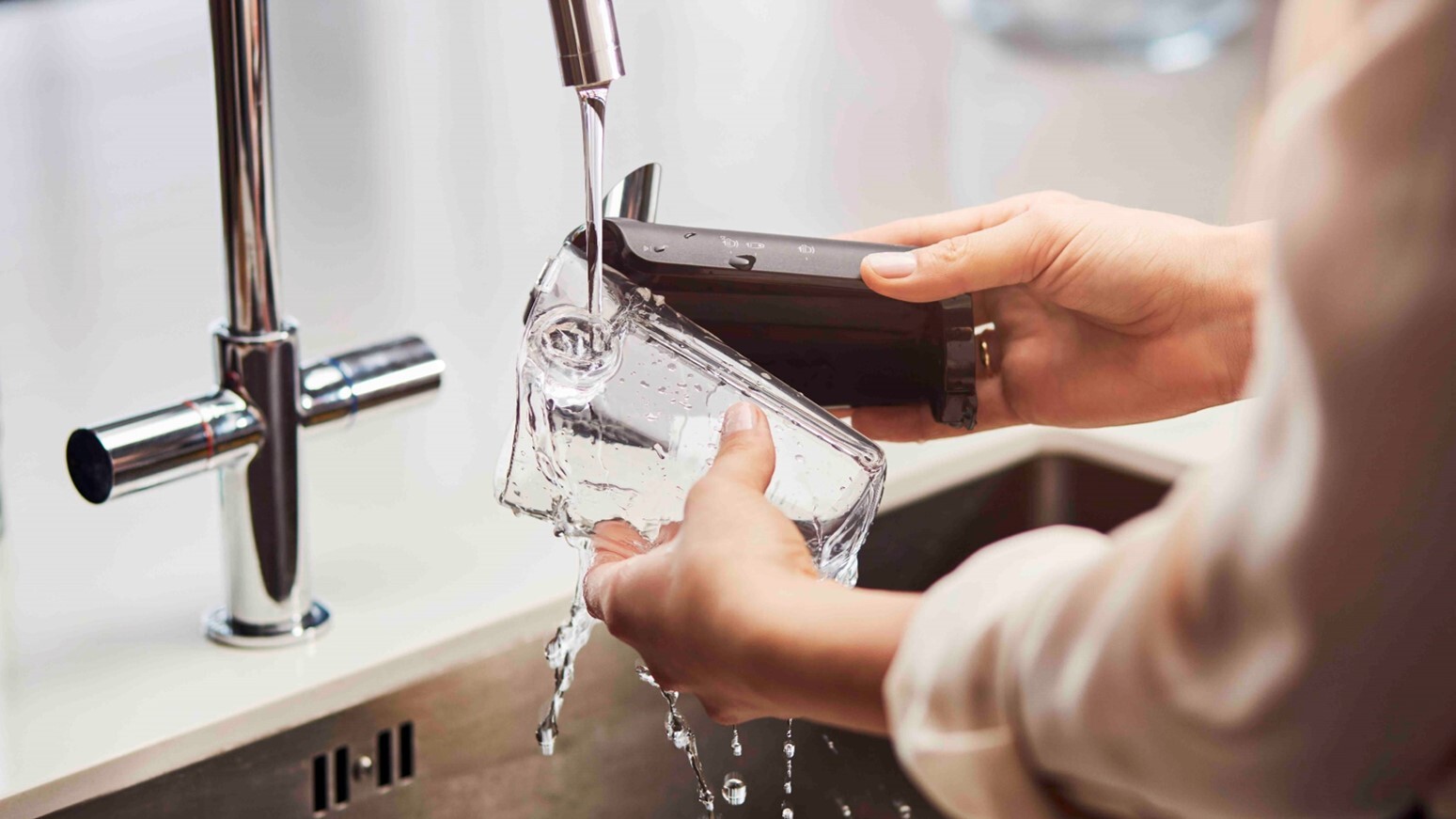 سهولة تنظيف استثنائية بفضل نظام LatteGo: فهو مؤلف من قطعتَين وخالٍ من الأنابيب